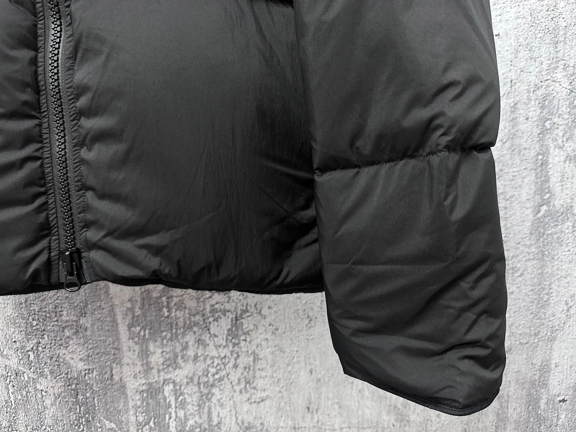 P840 【Canada gooes】Large Goose Sleeve Stand Collar Down Jacket Lawrence down jacket provides basic protection for daily adventures. Delicately soft fabric, this is a water-repellent fabric that is soft to the touch yet durable. Filled with extremely fluffy white duck down. This piece has a quilted body and structured down. Padded collar and reflective double-stripe grip tape. Extended hem and tucked-in inner rib-knit cuffs. Size: XS-2XL